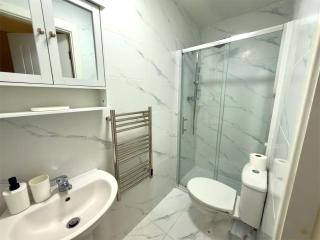 Tuebrook House 7 Bed with En-suite Sleeps 13 - 9