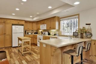 Brownie Resort Your Walk-to-Summit Getaway Family's Snowboarders Skiers - 0