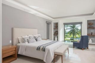 Spacious HM Retreat Beach Clubs Golf Cart - 8