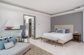 Spacious HM Retreat Beach Clubs Golf Cart - 2