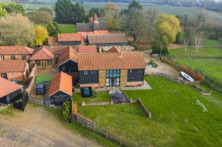 An elegant countryside hideaway with four indulgent ensuite bedrooms - 9