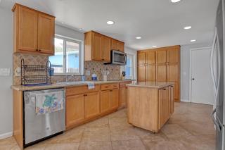 Vibrant Coastal Cottage with Pool - 8