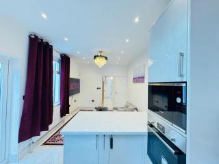 Spacious Modern 5 Bedroom House - City Centre - Free Parking - 8