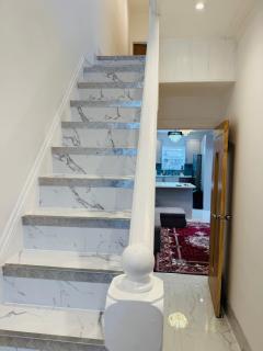 Spacious Modern 5 Bedroom House - City Centre - Free Parking - 6