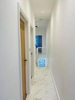 Spacious Modern 5 Bedroom House - City Centre - Free Parking - 4