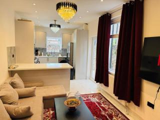 Spacious Modern 5 Bedroom House - City Centre - Free Parking - 2