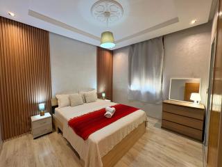 Classic & Comfy Apartment, Steps to Sea & Tarmway - 7