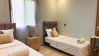 Classic & Comfy Apartment, Steps to Sea & Tarmway - 5