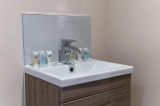 Spacious Salford Quays Apartment, Prime Location - 8