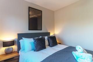 Spacious Salford Quays Apartment, Prime Location - 6