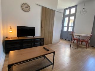 V2 Studio avec balcon, plein centre - 5 min Golfech - 8