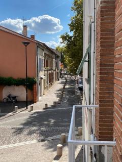 V2 Studio avec balcon, plein centre - 5 min Golfech - 2