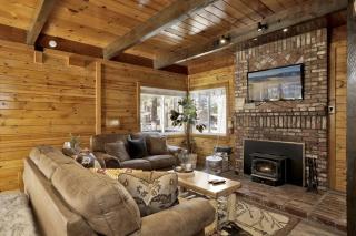 Ponderosa at Big Bear Lake - Walk to Ski Lifts - Hot Tub - Games - Family Friendly Mountain Retreat - 0