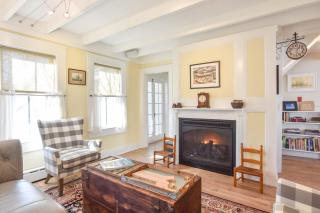 5 Min Walk to Town Patio Yard & A C - 1