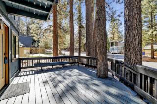 Ponderosa at Big Bear Lake - Walk to Ski Lifts - Hot Tub - Games - Family Friendly Mountain Retreat - 1