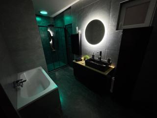 NewPlace Luxury Apartment - 4