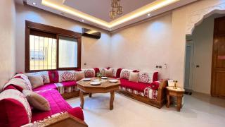 Classic & Comfy Apartment, Steps to Sea & Tarmway - 2