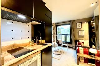 Bright apartment with balcony and pool - 7