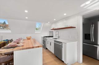 Unique Architectural Home Walk to town and beach - 2