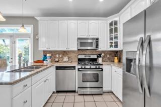 Family Paradise in Destin Pool Beach Grill - 5