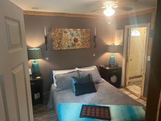 Country Cottage Love Nest Lake Cumberland Queen deluxe air mattress - 9