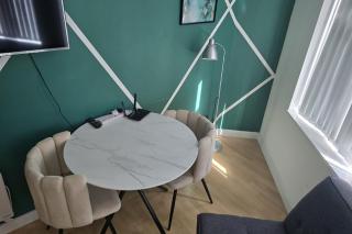Compact Studio l Sleeps 3 in Leeds - 2
