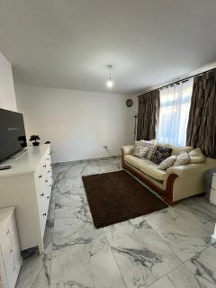 Nice 4 Bedroom House 3 bath In Chigwell, Hainault - 0
