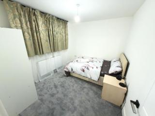 Nice 4 Bedroom House 3 bath In Chigwell, Hainault - 6