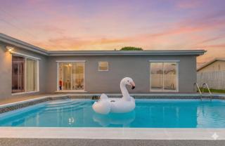 Modern 4BR Villa with Pool Near Casino - 4