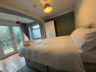 room 2 chesterton Grove - 1