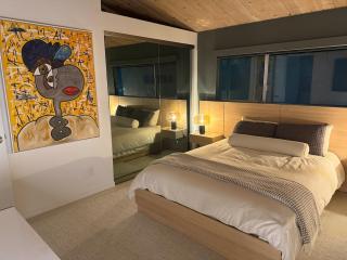 Hillside Luxury MidCentury Modern Spa Retreat View - Los Angeles - 8