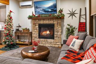 Big Hill Retreat in Suncadia- Hot Tub, BBQ, Stadium Style Loft, Fully Equipped Kitchen, Hi-speed Wi-Fi - 6