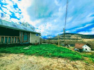 Small Town Mountain Side Home Close to Nature and Parks - 5