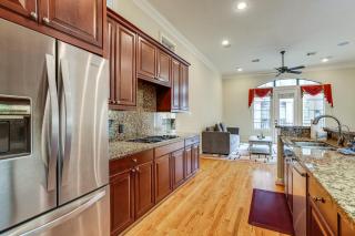 Walkable and Group-Friendly Houston Rental Near NRG - 3