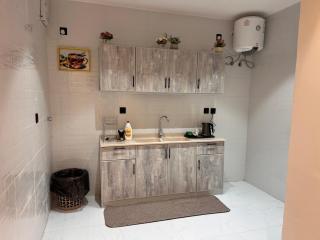 غرفة فندقية مع صالة ومطبخ دخول ذاتي - 0