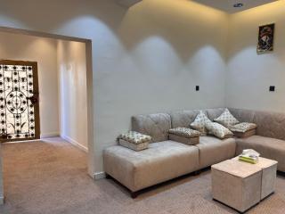 غرفة فندقية مع صالة ومطبخ دخول ذاتي - 3