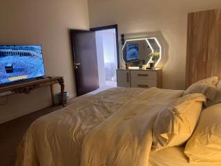 غرفة فندقية مع صالة ومطبخ دخول ذاتي - 2