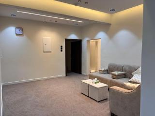 غرفة فندقية مع صالة ومطبخ دخول ذاتي - 1