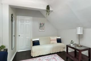 Cute and Spacious Wrigleyville Apt - Private Deck - 4