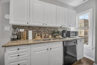 Cute and Spacious Wrigleyville Apt - Private Deck - 7