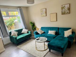 Stylish 3-Bed Home with Parking - Ideal for Long Stays - 0