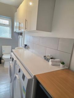 Stylish 3-Bed Home with Parking - Ideal for Long Stays - 4