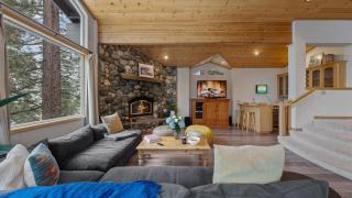 Sparrow by AvantStay Modern Mountain Retreat w Hot Tub Pool Table Games - 3