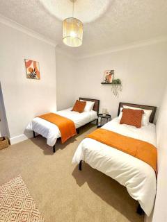 Cosy & stylish home contractor friendly - King size bed - Netflix - Fast Broadband - Private Garden - Coffee machine - 7
