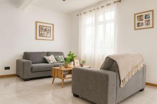 Cosy Private house with Swimming Pool - Free Parking - 0