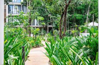 Stylish 1BD Retreat with Swim-Up Pool - 4