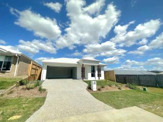 Modern Logan Reserve Retreat - 7