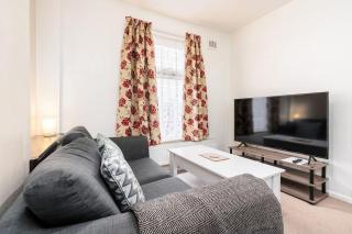 Convenient 2BR House with Great Transport Links - 0