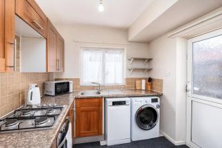 Convenient 2BR House with Great Transport Links - 4