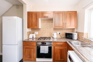 Convenient 2BR House with Great Transport Links - 2